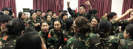 人生路，堅(jiān)持方能成功，困難途中，攜手便是天堂！
