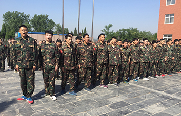 軍訓(xùn)現(xiàn)場(chǎng)，教官逐個(gè)檢查軍姿標(biāo)準(zhǔn)！