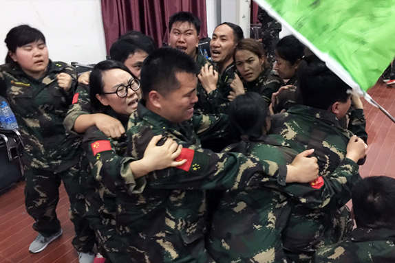 不輕言放棄，是對(duì)夢(mèng)想的執(zhí)著；不輕易服輸，是對(duì)成功的渴望！