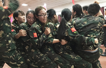 我們必須堅(jiān)持，因?yàn)閴?mèng)想和希望在前方！
