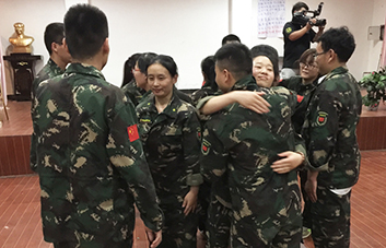 人生不易，要學(xué)會(huì)贊美他人！