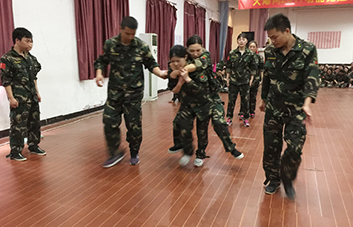齊心協(xié)力，永創(chuàng)佳績(jī)，頑強(qiáng)拼搏，所向無(wú)敵！